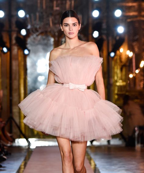 Kendall Jenner Birthday Dress, Kendall Jenner Pink, The Eras Tour Outfit Idea, Stunning Dresses Short, Mini Tulle Dress, Kendall Jenner Birthday, Tamasha Movie, Supermodel Runway, Beige Gown