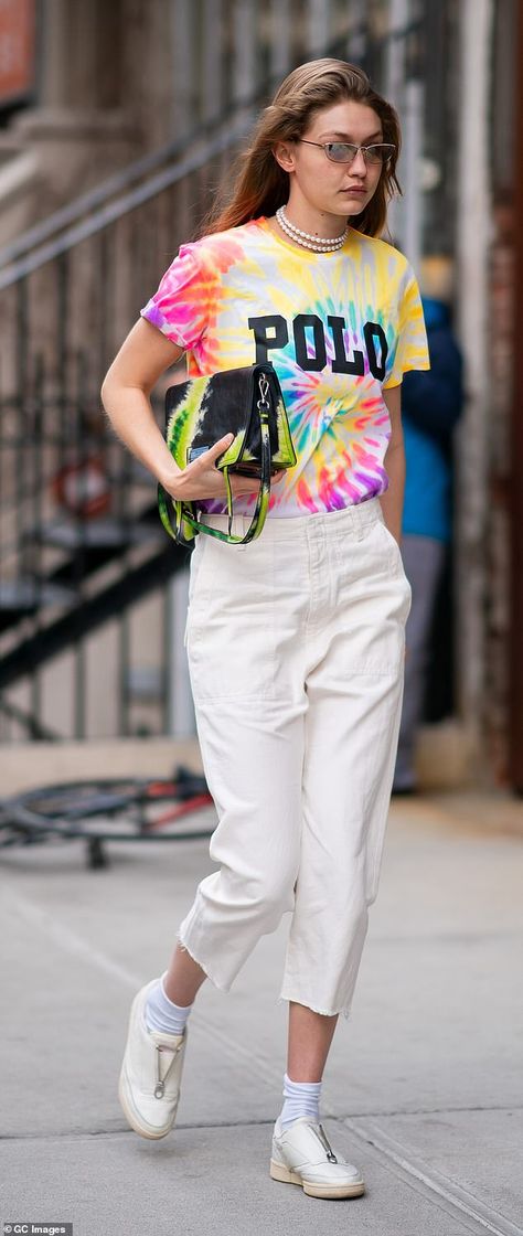 Already a hit: On March 30, Gigi sported a colorful tie-dye tee by Polo... Style Hippie Chic, Tye And Dye, Hippie Chic Fashion, How To Tie Dye, Tie Dye Outfits, Tie Dye Cotton, Sienna Miller, Tie Dye Shirts, Reebok Classic