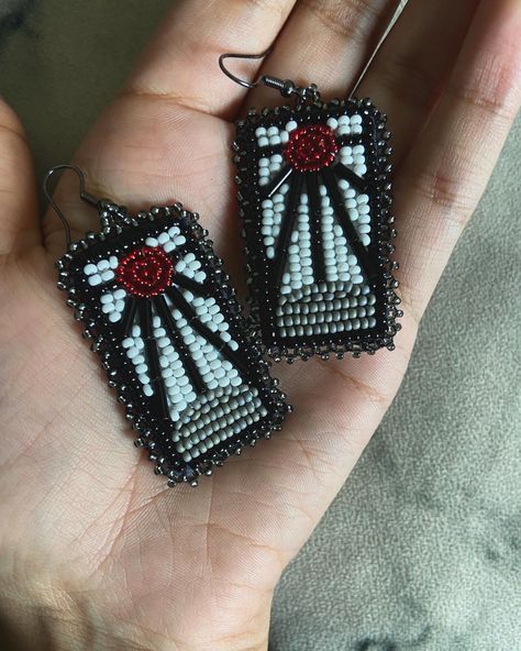 Beaded Demon Slayer Earrings, Demon Slayer Earrings, Hanafuda Earrings, Beadwork Projects, Indigenous Beadwork, Beadwork Ideas, Beadwork Earrings, Earrings Beads, Beading Ideas