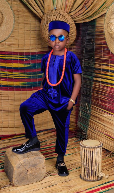 Danshiki with velvet Dansiki Styles For Boys, Dansiki Styles Men, Baby Boys Outfit, Senator Styles, African Shirt, Nigerian Men Fashion, African Shirts For Men, African Inspired Clothing, Fashion Fails