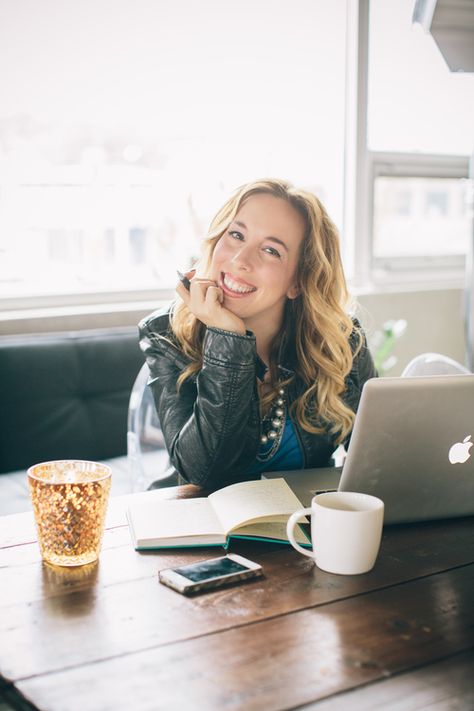 I love the environment. Totally buy this is how and where she writes. Poses Headshot, Business Head Shots, Lifestyle Headshots, Business Portrait Photography, Headshot Poses, Headshots Women, Headshot Photos, Brand Photography Inspiration, Corporate Portrait