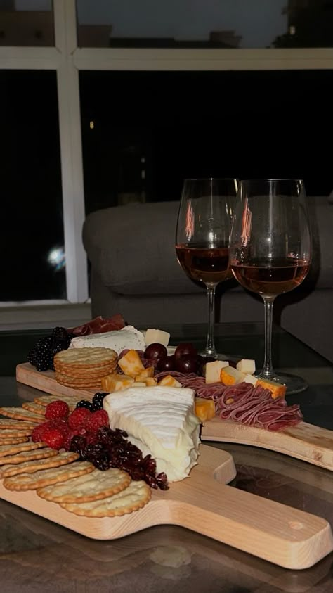 #aesthetic #home #movienight #wine #snacks #datenight #food #charcuterieboard Wine Night Set Up, Food And Wine Aesthetic, Wine Night At Home Aesthetic, Wine And Charcuterie Aesthetic, Birthday Dinner Aesthetic At Home, Wine Date Night At Home, Wine At Home Aesthetic, Dinner Aesthetic Night Home, Wine And Cheese Aesthetic