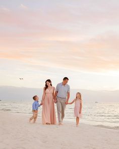 Pink Beach Pictures Family, Family Pic On Beach, Beach Style Photoshoot, Family Photo Outfits On The Beach, Beach Pictures Family Poses, Destin Florida Family Beach Pictures, Beach Photography Family Poses, Beach Pictures Family Of Four, Family Picture At The Beach