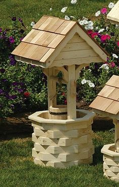 Garden Wishing Well, Wooden Wishing Well, Diy Wishing Wells, Wishing Well Plans, Wishing Wells, Outdoor Wood Projects, Cedar Roof, Wooden Planters, Wood Pallet Projects