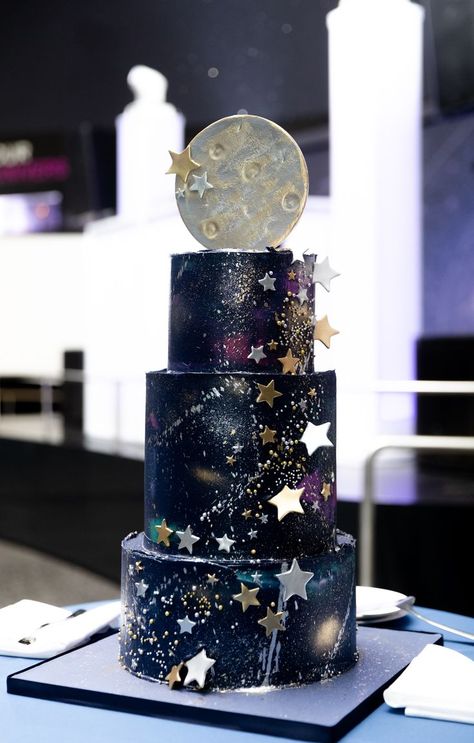 Celestial Wedding Cake, Under The Stars Quinceanera Theme, Moon Wedding Theme, Hollywood Theme Party Decorations, Cake Ideas Wedding, Star Themed Wedding, Celestial Wedding Theme, Sailor Moon Wedding, Galaxy Wedding