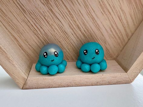 "Add a splash of whimsical charm to your desk decor with this adorable little teal octopus figurine. Handcrafted out of polymer clay with meticulous attention to detail, this miniature sea creature features vibrant shades of teal and big adorable anime style eyes. Whether you're longing for a touch of the ocean or simply seeking a unique conversation piece, this enchanting figurine is sure to make a delightful addition to any workspace. Embrace the joy of the sea with this captivating little teal octopus figurine with optional habitat. Squeezing and molding the kinetic sand is very calming and can help you ground yourself when overwhelmed. And when you're done playing with the sand, just return it to your little friend's habitat and close the lid to keep the dust out.   *can be purchased a Simple Clay Characters, Small Clay Figures Ideas, Simple Clay Figures, Clay Toys Ideas, Polymer Clay Sea Creatures, Octopus Clay Sculpture, Polymer Clay Tutorial Step By Step, Small Clay Figures, Clay Date Ideas Easy