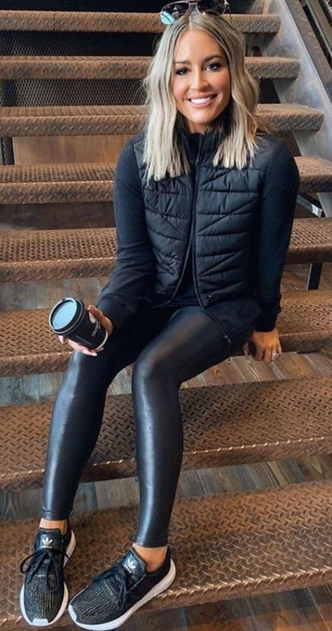 Leather Leggings Casual, Faux Leather Leggings Outfit, Outfits Leggins, Leggings Outfit Casual, Leather Leggings Outfit, Look Legging, Skandinavian Fashion, Leggings Outfit, Legging Outfits