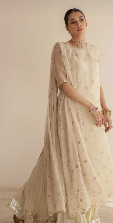 White Colour Dress Design, White Desi Outfit, Baraat Dress, Aesthetic Saree, Nikah Decor, Simple Dress Casual, Hijabista Fashion, Fashion Show Dresses, Trendy Outfits Indian