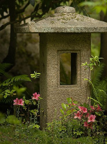 Diy Japanese Garden, Japanese Garden Lanterns, Japanese Garden Decor, Japanese Stone Lanterns, Japanese Style Garden, Small Japanese Garden, Japanese Garden Landscape, Pagoda Lanterns, Japanese Zen Garden