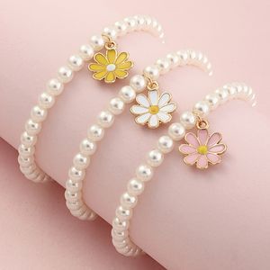 Gelang Item, Flower Pearl Bracelet, Flower Girl Jewelry, Cute Bracelet, Charms For Bracelets, Faux Pearl Bracelet, Daisy Charm, Pearl Bracelets, Kids Bracelets