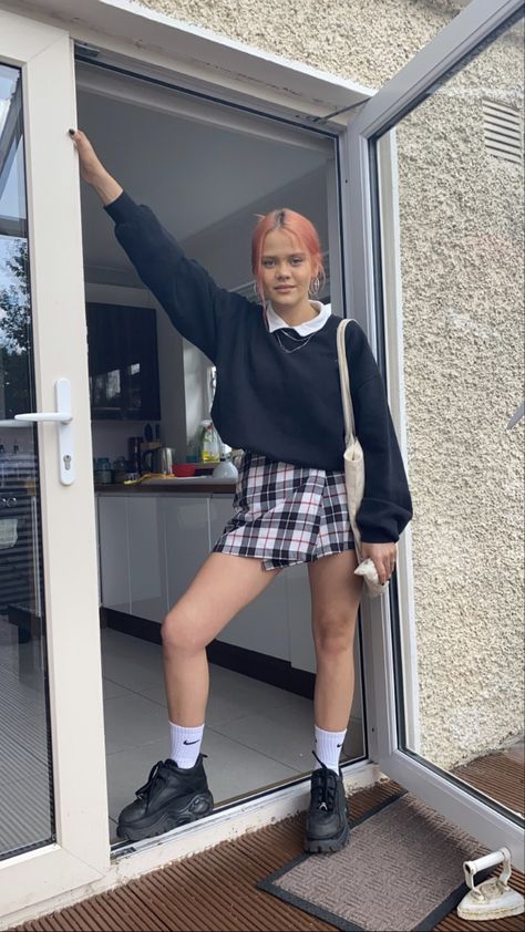 Skirt And Crewneck Outfit, Nike Crewneck Outfit, Aesthetic Outfit Y2k, Checkered Skirt Outfit, Outfit 80s, 90s Fashion Aesthetic, Crewneck Outfit, Black Flares, Buffalo Boots