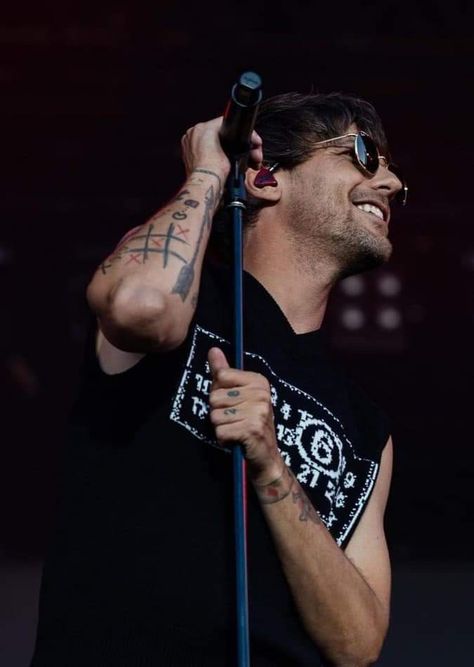 Louie's Life, Louis Tomlinson On Stage, One Direction Louis Tomlinson, One Direction Louis, One Direction Photos, Summer Festivals, Festival Summer, Louis Williams, The Perfect Guy