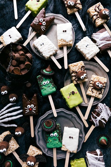 Halloween Rice Crispy Treats, Halloween Rice Krispie Treats, Edible Eyes, Postres Halloween, Chelsea's Messy Apron, Krispie Treats Recipe, Halloween Favors, Chocolate Sandwich Cookies, Rice Crispy Treats