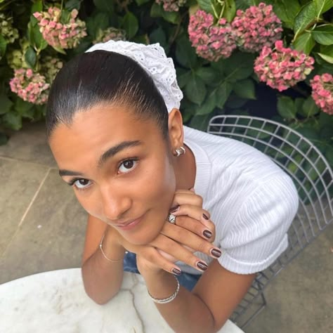 Thought we left scrunchies in the 1980s? This cult brand is proving you wrong...⁣ ⁣ In London these days, one in every three women you pass on the street has her hair pulled back, meticulously parted into a low bun, and held together by a scrunchie so big it could give an Elizabethan ruff a run for its money. The chief proprietor of these supersized scrunchies? Good Squish, a Hackney-based accessories brand that has won the hearts and hair of Londoners from Heathrow to Hainault and back again... Low Bun With Pieces Out, Big Scrunchie Bun, Big Scrunchie Outfit, Large Scrunchie Hairstyles, Jumbo Scrunchie Hairstyles, Huge Scrunchies, Big Scrunchies Hairstyles, Bun With Scrunchie, Messy Low Bun Hairstyles