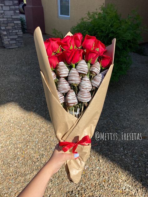 Chocolate Dipped Strawberries Bouquet, Chocolate Strawberries Bouquet, Strawberries Bouquet, Valentine Chocolate Covered Strawberries, Coloured Roses, White Chocolate Covered Strawberries, Strawberry Ideas, Valentine Strawberries, Fruit Bouquet