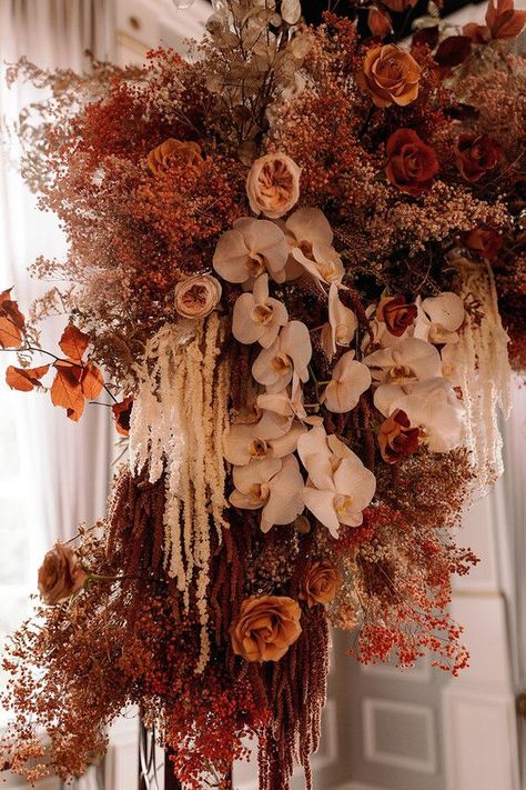 How to design a lush fall wedding at an indoor venue | 100 Layer Cake | Bloglovin’ Autumn Wedding Ceremony Decor, Vintage Autumn Wedding, Fall Wedding Ideas Indoor, Dried Flower Arch, Wedding Plants Decor, Indoor Wedding Inspiration, Vintage Wedding Ceremony, Pampas Wedding, Floral Ceremony