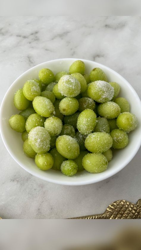 Sunny Yue | Recipe Creator on Instagram: “Sour Patch Grapes🍇💚 With summer right around the corner, you’ll definitely see me making these ☀️ They are so refreshing!! Recipe:…” Crunchy Grapes, Sour Food, Sour Patch Grapes, Green Snacks, I Want Food, Frozen Grapes, Sour Grapes, Refreshing Snacks, Sour Fruit