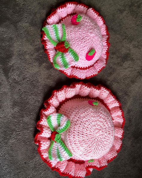 Crochet Strawberry Shortcake Outfit, Strawberry Shortcake Crochet Hat Pattern, Crochet Hat Strawberry, Strawberry Shortcake Hat Crochet Pattern, Crochet Strawberry Shortcake Hat, Strawberry Shortcake Crochet Hat, Crochet Pink Ideas, Crochet Ideas For Kids, Pink Strawberry Crochet