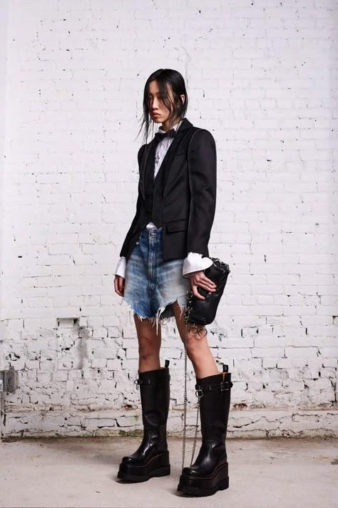 R13 Fall 2023 Ready-to-Wear Collection | Vogue Shorts And Boots Outfits, Demin Shorts, Grungy Style, Fall 2023 Ready To Wear, Jeans Petite, Black Tie Party, 2023 Ready To Wear, Tuxedo Blazer, 가을 패션