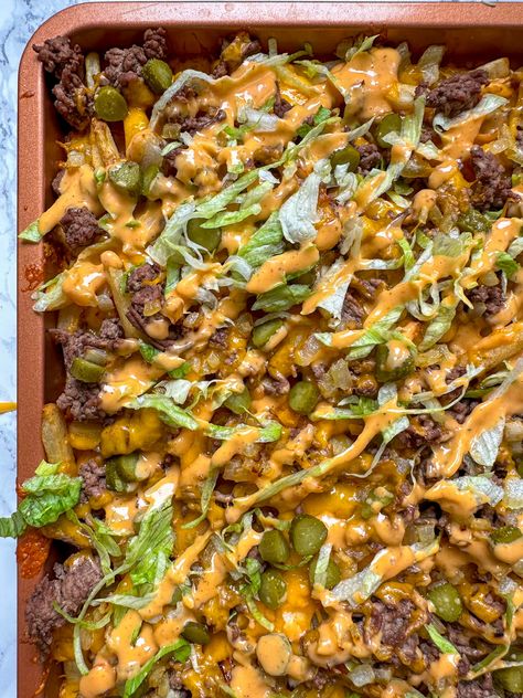 Big Mac Loaded Fries - These simple big mac loaded fries make such a delicious snack or meal. The french fries are baked in the oven until crisp and them topped with ground beef, onions, cheese, lettuce, pickles, and a delicious sauce. They are perfect to enjoy with your friends or share with your family. Big Mac Nachos Recipes, Loaded Burger Fries, Big Mac Fries Recipe, Vegetarian Loaded Fries, French Fries Meals Dinners, French Fries Toppings, Deconstructed Big Mac, Big Mac Loaded Fries, Green Chili Fries