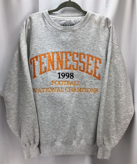 Uw Madison Dorm, Uw Madison Graduation, Madison Aesthetic, College Sweatshirt Outfit, Tennessee Outfits, College Gameday Outfits, Tennessee Vols, Uw Madison, University Outfit