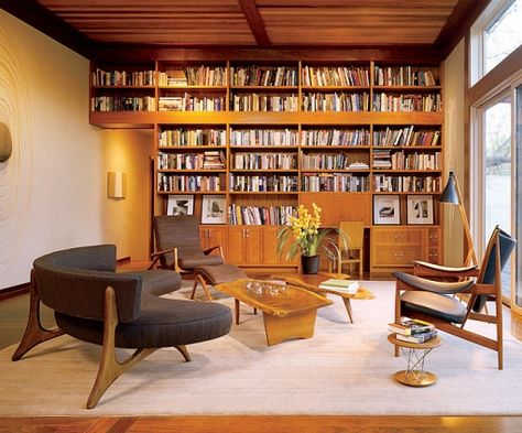 I'm a fan of the MCM furniture in this lake house library. Home Library Modern, Library Modern, Library At Home, Home Library Rooms, Mid Century Modern Office, Home Library Design, Mid Century Modern Interiors, 아파트 인테리어, Home Libraries