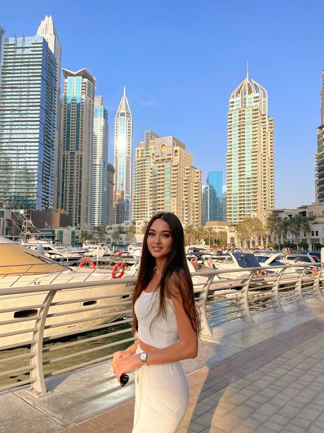 Dubai Aesthetic Girl, Dubai Vacation Outfits, Dubai Photography Ideas, Dubai Ideas, Dubai Picture Ideas, Dubai Instagram Pictures, Dubai Girl, Dubai Outfits Ideas, Dubai Photos