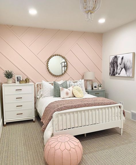 Tween girl bedroom decorating ideas: How to style a pre-teen girl bedroom Big Girl Bedrooms, Girl Bedroom Decor, Teen Room, Room Inspiration Bedroom, Room Ideas Bedroom, Decor Bedroom, 인테리어 디자인, Girl Room, Bedroom Makeover