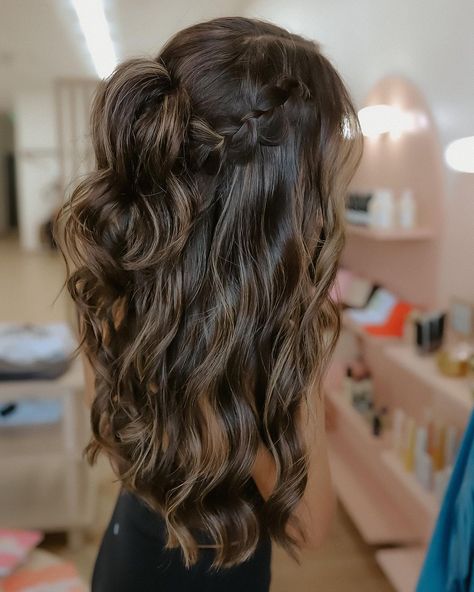 Braided Wedding Hair, Guest Hairstyles, Wedding Hair Ideas, Cute Wedding Hairstyles, Wavy Hairstyles Medium, Guest Hair, Soft Glam Makeup, Wedding Guest Hairstyles, Soft Glam