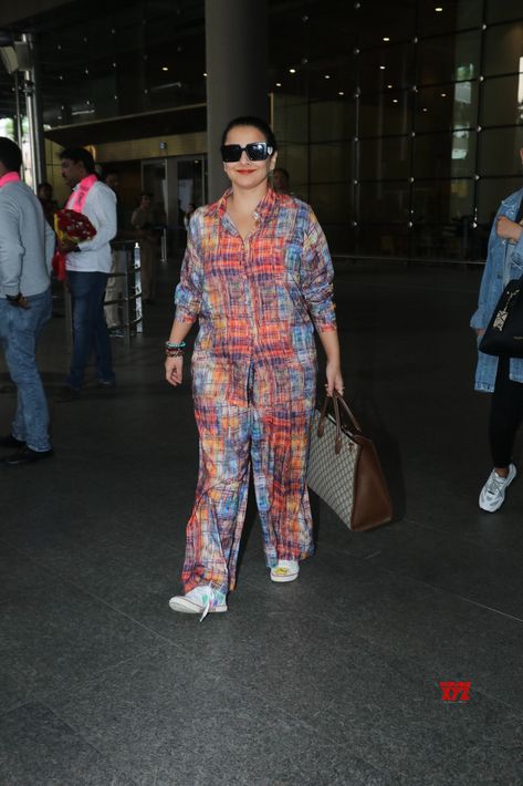 Vidya Balan Spotted At Airport In Mumbai Arrival - Gallery #VidyaBalan #Airport #Mumbai Vidya Balan Outfits, Latest Dress Design, At Airport, Vidya Balan, Airport Look, Bollywood News, Dress Design, Mumbai, Designer Dresses