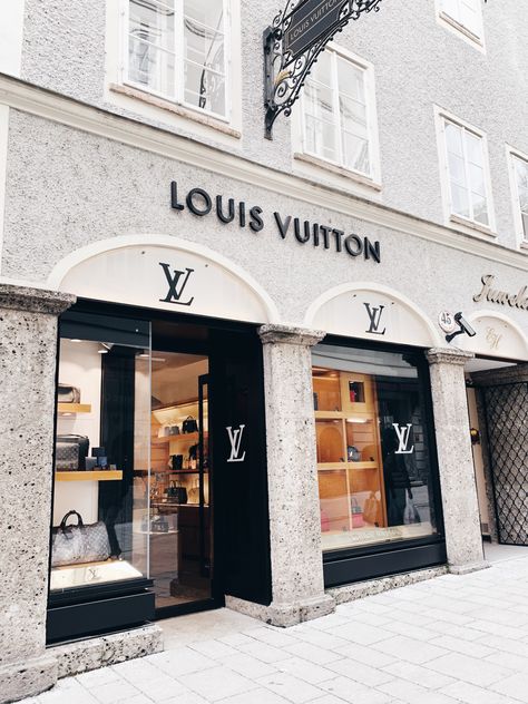 Louis Vuitton Building, Louis Vuitton Background, Louis Vuttion, Expensive Brands, Commercial And Office Architecture, Fashion Design Books, Small Business Packaging Ideas, Luxury Lifestyle Dreams, Luxury Aesthetic