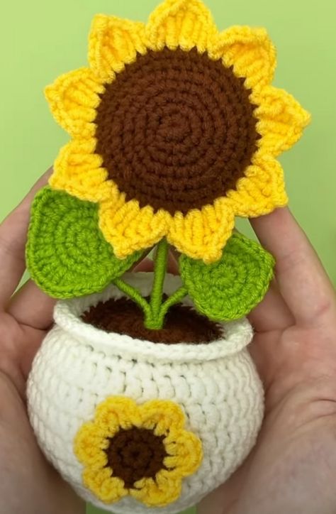 Crochet Sunflowers, Christmas Crochet Blanket, Pillow Covers Pattern, Crochet Tutorial Pattern, Potted Flowers, Crochet Idea, Crochet Flowers Free Pattern, Crocheted Flowers, Easy Crochet Stitches