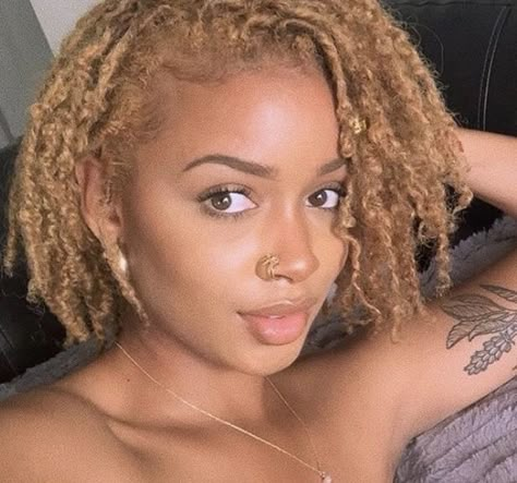 Dreads Black Women, Blonde Dreads, Natural Hair Short Cuts, Hair Color Options, Short Locs Hairstyles, Natural Afro Hairstyles, Dyed Hair Inspiration, Afro Textured Hair, Honey Blonde Hair