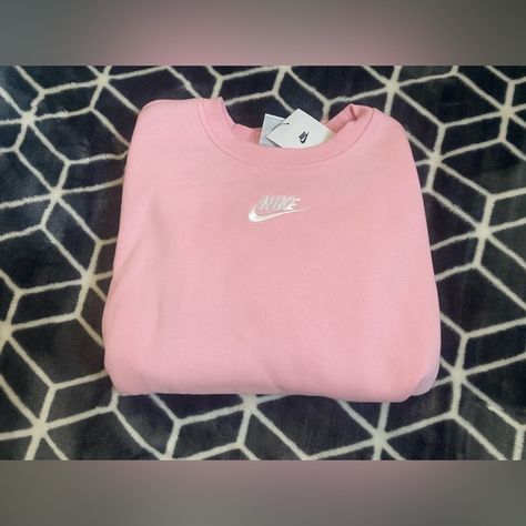 Nike- girls Medium pink sweatshirt Light Pink Nike Sweatshirt, Nike Pink Sweatshirt, Sweat Nike Rose, Pink Nike Clothes, Pull Nike Rose, Pink Nike Sweater, Light Pink Nike Hoodie, Pink Nike Crewneck, Nike Crewnecks