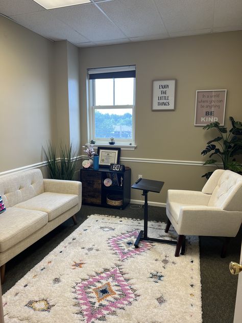 Therapist Office Decor Aesthetic, Therapy Rooms Counseling Decor, Therapist Room Aesthetic, Therapy Office Aesthetic, Counseling Room Ideas, Therapist Office Aesthetic, Counseling Office Space, Counselling Room Design, Psychotherapist Office