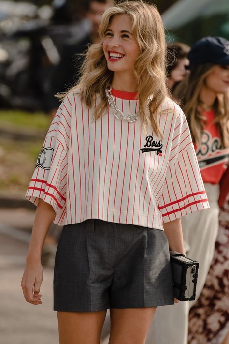 Milan Fashion Week SS22 Street Style Relaxed Outfits, Fashion Trend Board, Baseball Fashion, Shirts Outfit, Champions Trophy, Women Sportswear, Sport Games, Relaxed Outfit, Jersey Tops