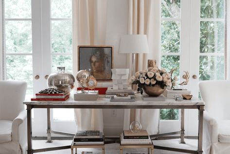 Go Inside Suzanne Kasler's Stunning Atlanta Home – Frederic Magazine Entryway Style, Suzanne Kasler, Chicago Apartment, Library Table, Atlanta Homes, Living Room Design Decor, Higher Design, Marble Table, Displaying Collections