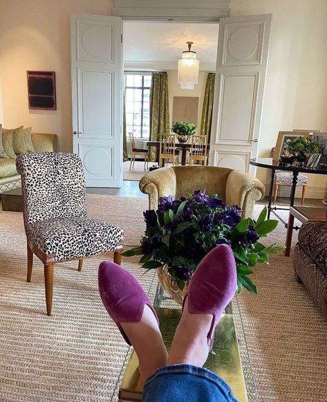 Aerin Lauder Home, Pride And Prejudice Home, Gracie Wallpaper, Park Avenue Apartment, Aerin Lauder, Velvet Mules, Glam Pad, Old Apartments, English Country Style