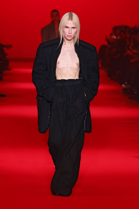 Vetements Fashion show, Runway, Ready To Wear Fall Winter 2024, Paris Fashion Week, Runway Look Runway Ready To Wear, Fashion Show Runway, Paris Fashion Week Runway, Melting Pot, Fall Winter 2024, Fashion Week Runway, Winter 2024, Large Fashion, Paris Fashion