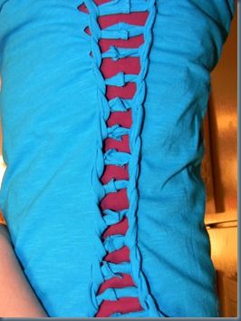 Fun project for old t-shirts! T Shirt Reconstruction, T Shirt Tutorial, Diy Outfits, Ripped Shirts, Ripped Tshirt, Diy Workout, Shirt Tutorial, Outfits For Summer, Tshirt Knot