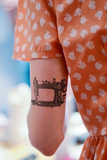 Sewing Machine Tattoo, Sewing Tattoos, Tattoo Modern, Petit Tattoo, Trendy Sewing Projects, Retro Tattoos, Machine Tattoo, Trendy Sewing Patterns, Sewing Projects Clothes