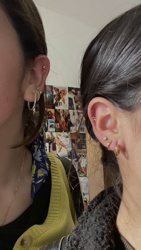 Best Friend Piercings, Third Earlobe Piercing, Matching Piercings Friends, Two Ear Piercings Ideas, Matching Piercings, Three Lobe Piercings, Obx Summer, Matching Tats, Double Ear Piercings