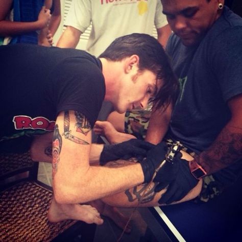 Drake Bell tattooing ughhhhh Drake Parker, Belle Tattoo, Drake & Josh, Drake And Josh, Drake Bell, Oki Doki, I Love My Wife, Guitar Player, Nickelodeon