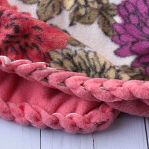 Learn how to make no-sew fleece blankets with a braided edge. Perfect to make fleece lap blankets or fleece baby blankets. Fleece Blanket Edging, Fleece Projects, No Sew Fleece Blanket, No Sew Blankets, Fleece Tie Blankets, Diy Baby Clothes, Tie Blankets, Sewing Fleece, Diy Pom Pom