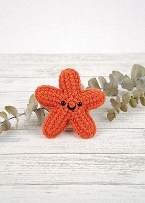 Free #Crochet / #Amigurumi Pattern -Starla the Starfish Keychain Design Ideas, Crochet Starfish, Crochet Sea Creatures, Keychain Tutorial, Fish Keychain, Easy Yarn Crafts, Books A Million, Crochet Fish, Applique Ideas