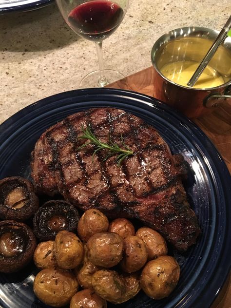 Steak With Rosemary, Potatoes Mushrooms, Rosemary Potatoes, Healthy Food Inspiration, Healthy Food Dishes, Food Babe, Healthy Food Motivation, Yummy Comfort Food, Ribeye Steak