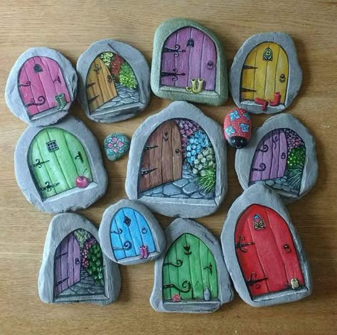 These are the absolute most adorable painted rocks! If you love the painted rock trend and are making hide and seek rocks you are going to love these fun ideas. Art Pierre, Painted Rocks Craft, Painted Rocks Diy, Rock Painting Ideas Easy, Rock Painting Patterns, Painting Rocks, Rock Ideas, Fairy Doors, Rock Painting Designs