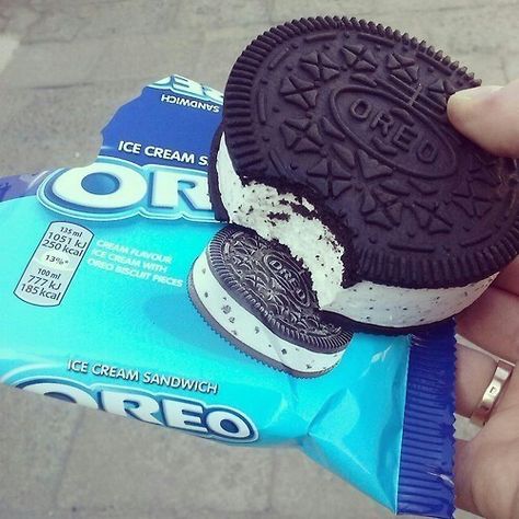 ◖ pinterest: priincesssprisi ◗ Oreo Ice Cream Sandwich, Oreo Ice Cream, Junk Food Snacks, Cream Sandwich, Food Pics, Ice Cream Cookies, Think Food, Ice Cream Sandwich, Oreo Cookies