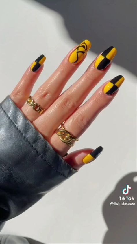 Hufflepuff Acrylic Nails, Huffle Puff Nails, Hufflepuff Nails Simple, Hufflepuff Inspired Nails, Hufflepuff Nail Designs, Harry Potter Hufflepuff Nails, Harry Potter Nails Designs Hufflepuff, Hufflepuff Nail Art, Universal Studios Nail Ideas