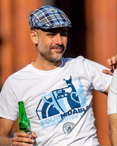 Pep Guardiola Style, Manchester City Wallpaper, Sneakers Outfit Men, Manchester City Football Club, Best Football Players, Pep Guardiola, English Premier League, Sports Stars, Sneakers Outfit